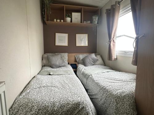 harwich caravan sleeps 10 garden pool