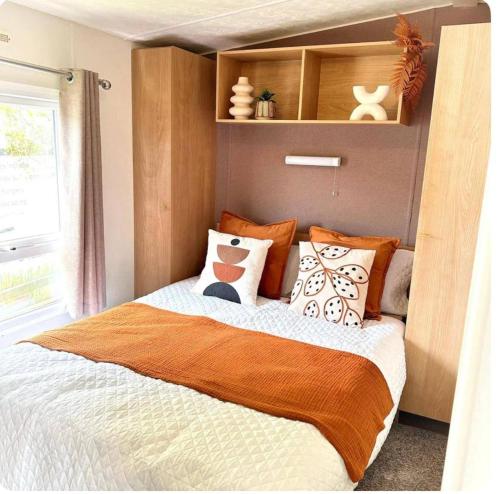 harwich caravan sleeps 10 garden pool