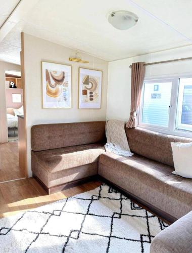 harwich caravan sleeps 10 garden pool