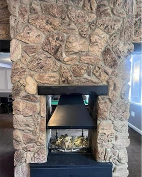 Dancenter East Midlands Airport,,2 star