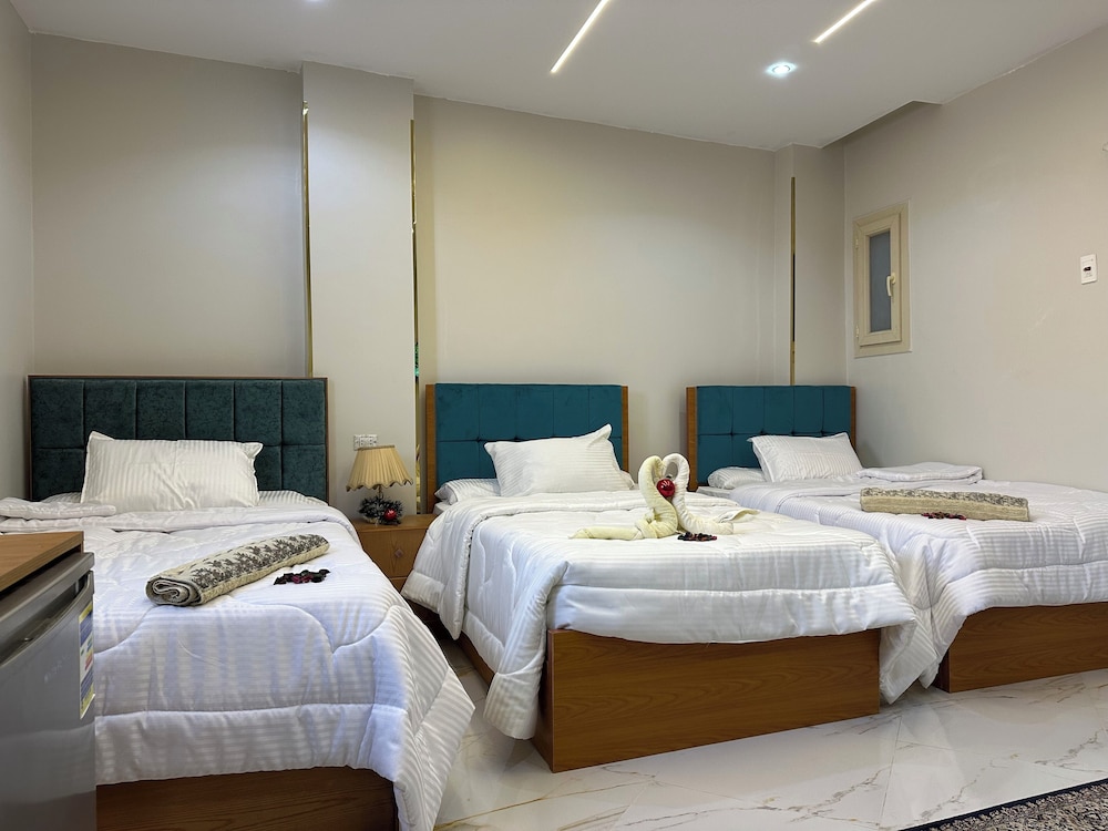 hapi pyramids hotel
