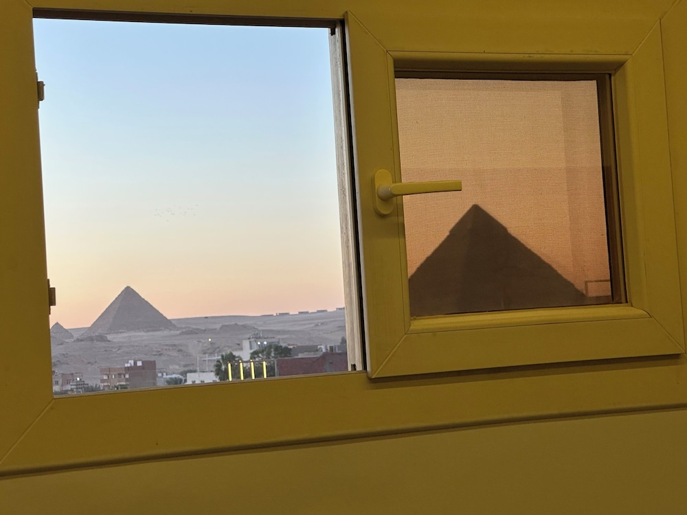 hapi pyramids hotel