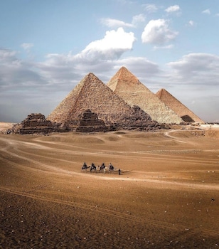 hapi pyramids hotel