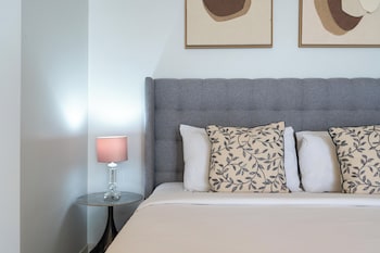 lux bnb aykon tower skyline views