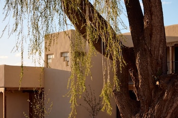 Hotel Willa,233 Paseo Del Pueblo Sur,4 star