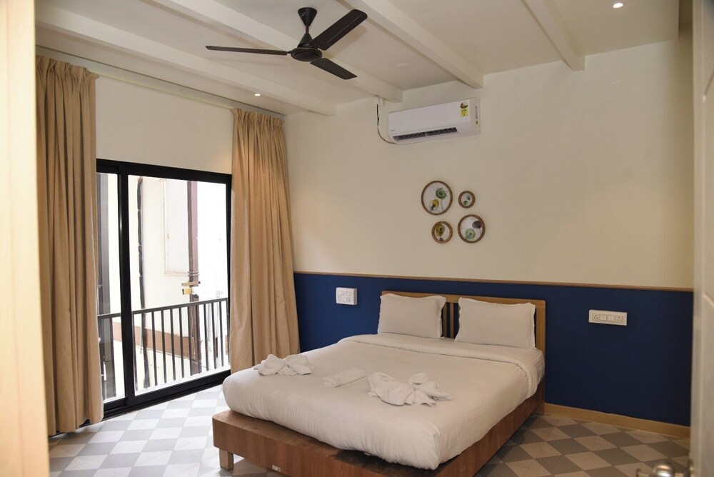 executive room in arambol near beach