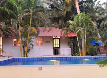 cottages in arambol close to beach