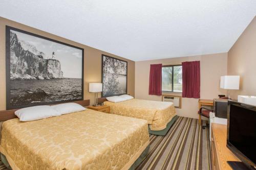 super 8 by wyndham blue earth