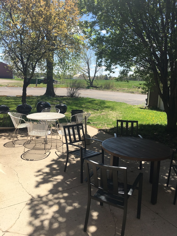 super 8 by wyndham blue earth