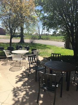 super 8 by wyndham blue earth