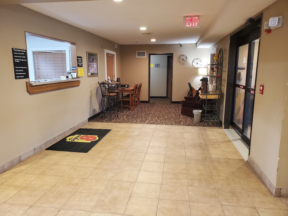 super 8 by wyndham blue earth