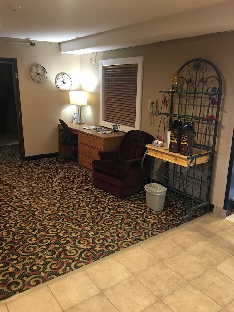 super 8 by wyndham blue earth