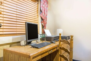 super 8 by wyndham blue earth