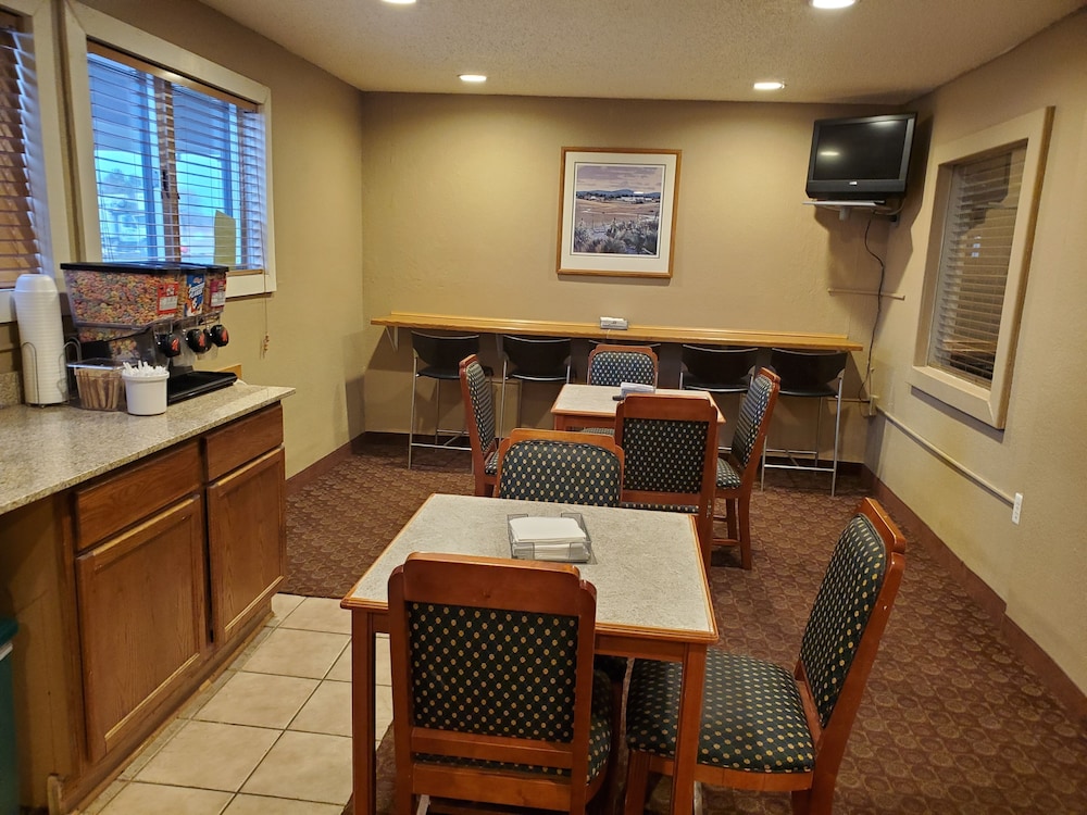 super 8 by wyndham blue earth