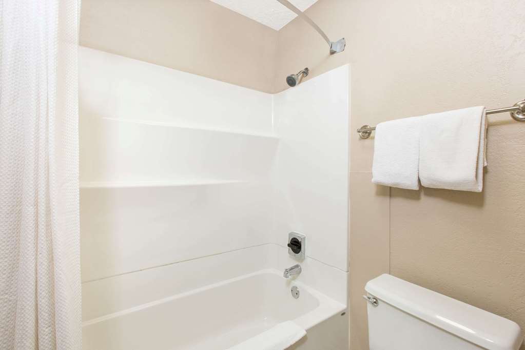 super 8 by wyndham blue earth