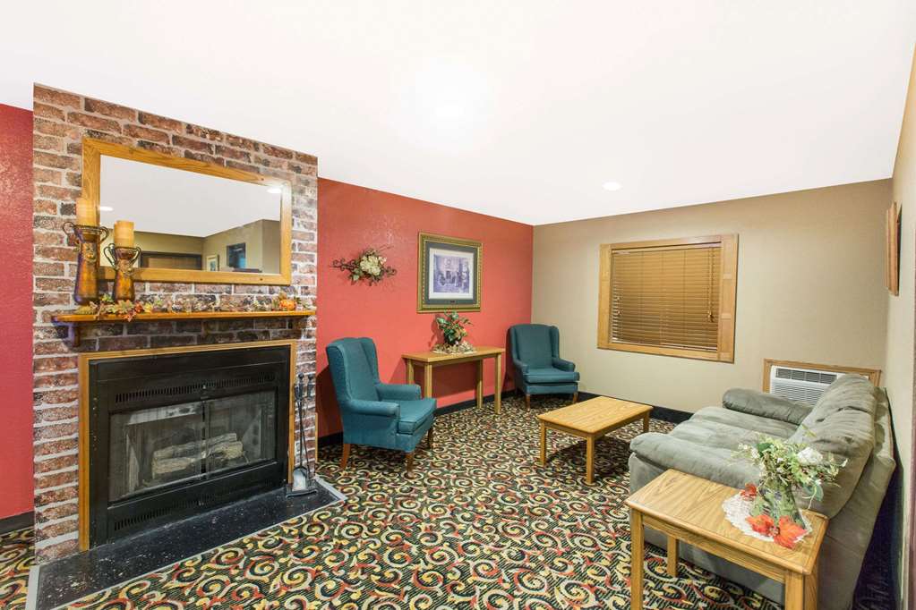 super 8 by wyndham blue earth