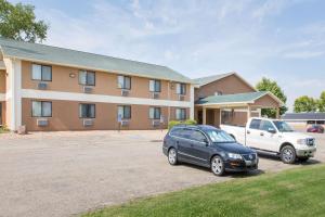 super 8 by wyndham blue earth