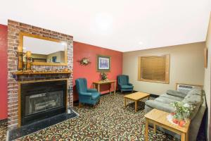 super 8 by wyndham blue earth