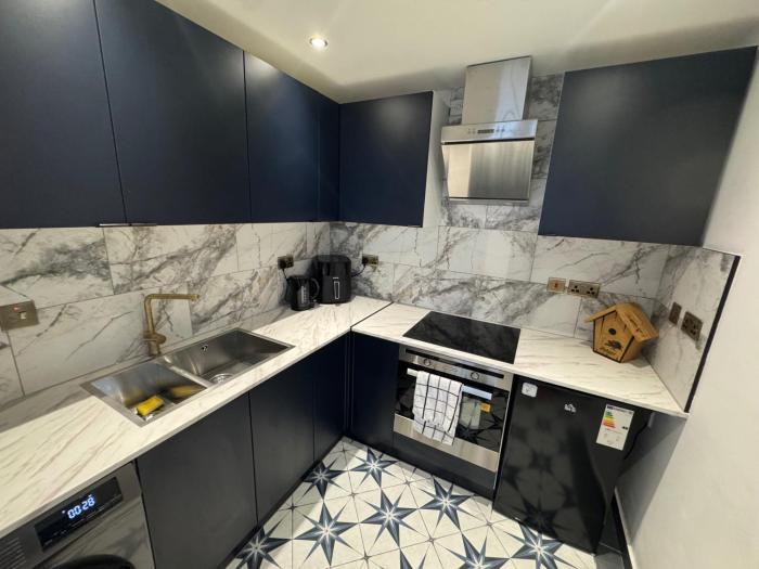 gloucester apartment sleeps 2 parking 97ws