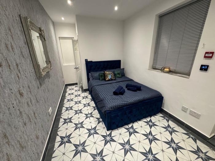 gloucester apartment sleeps 2 parking 97ws