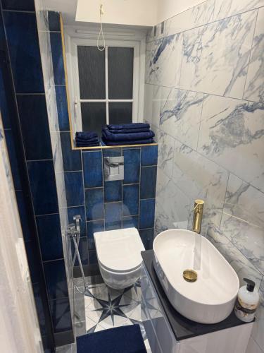 gloucester apartment sleeps 2 parking 97ws