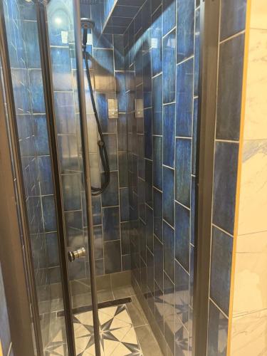 gloucester apartment sleeps 2 parking 97ws