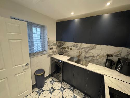 Gloucester - Apartment - Sleeps 2 - Parking - 97Ws,,3 star