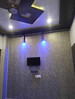 shiv kashi p guest house by glitz hotels