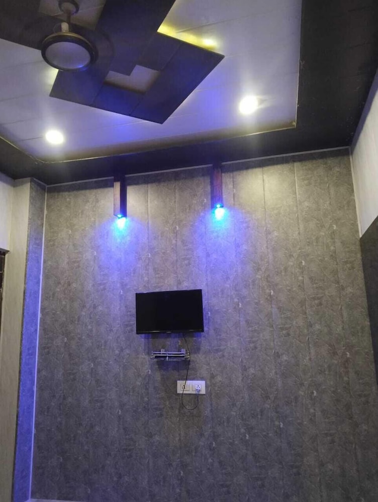 shiv kashi p guest house by glitz hotels