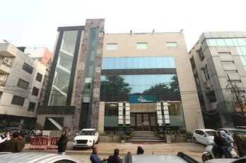 the exotica grandeur