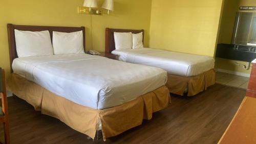 Evergreen Plaza Inn,6590 Veterans Memorial Boulevard,2 star