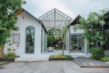 58 pool villa