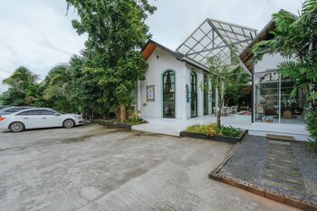 58 pool villa