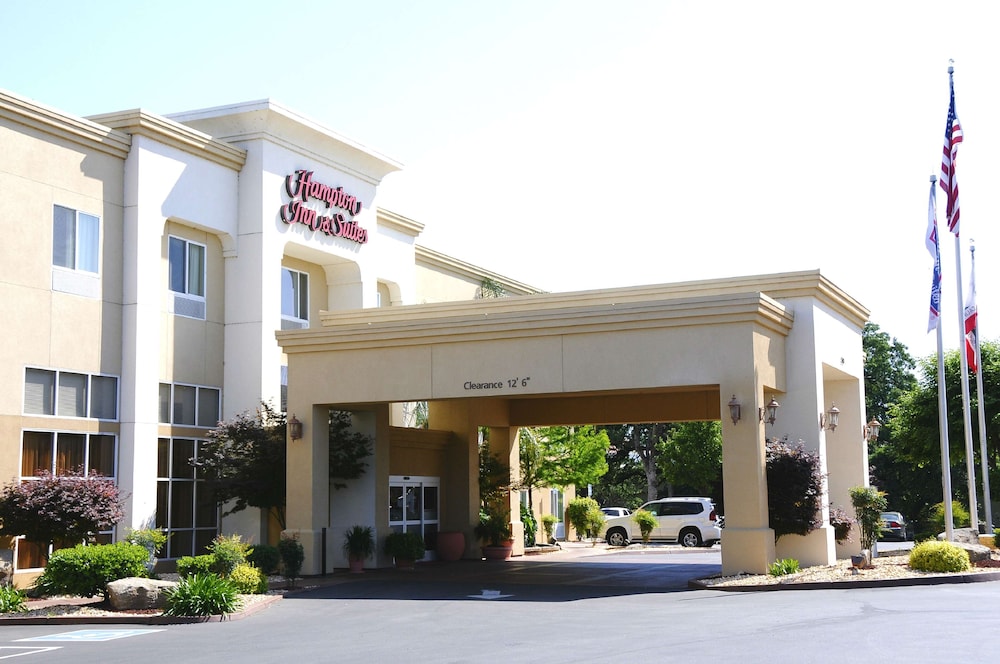 hampton inn and suites red bluff