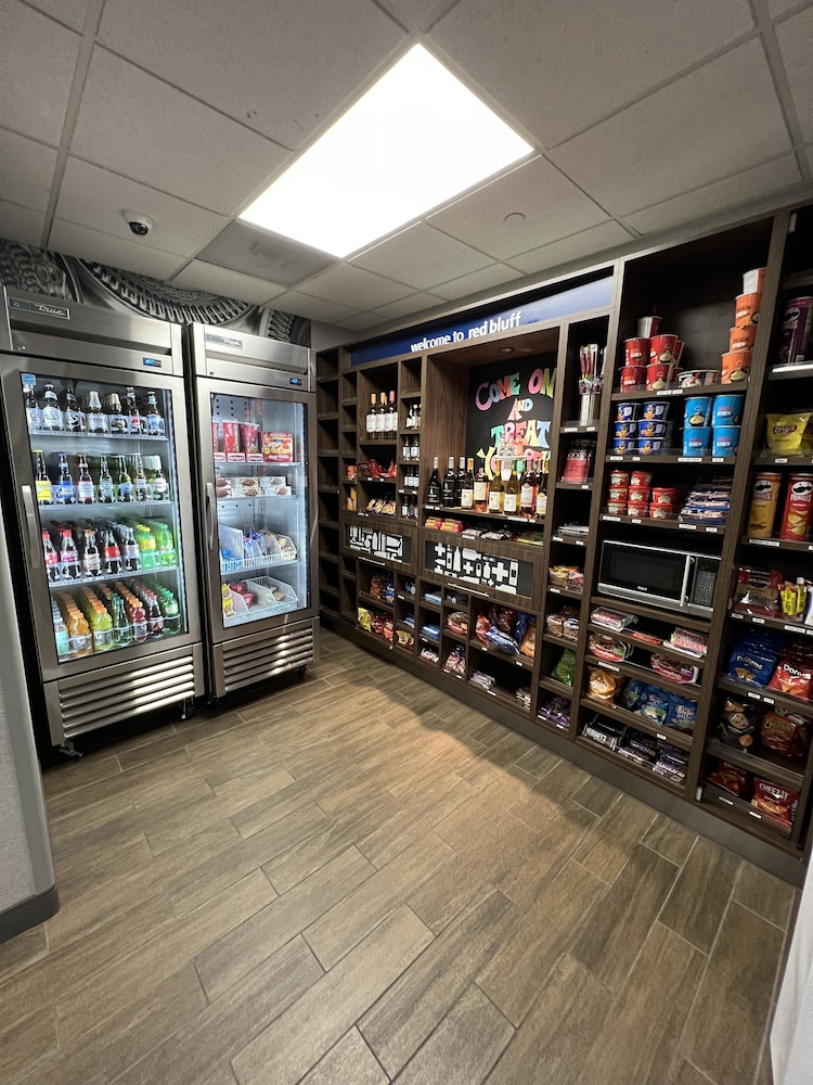 hampton inn and suites red bluff