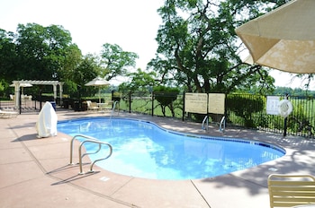 hampton inn and suites red bluff