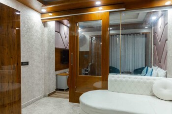 platinum service apartment dlf cyberhub