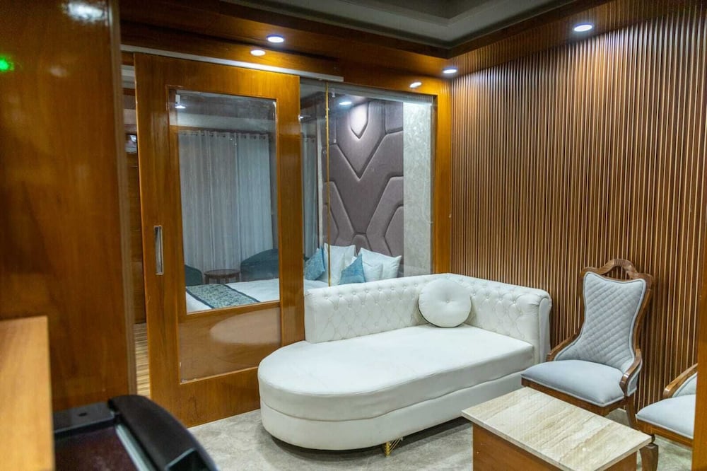 platinum service apartment dlf cyberhub