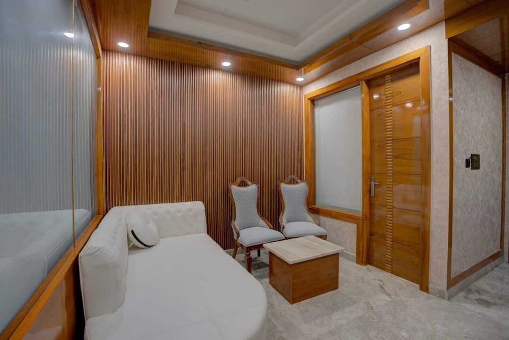 platinum service apartment dlf cyberhub