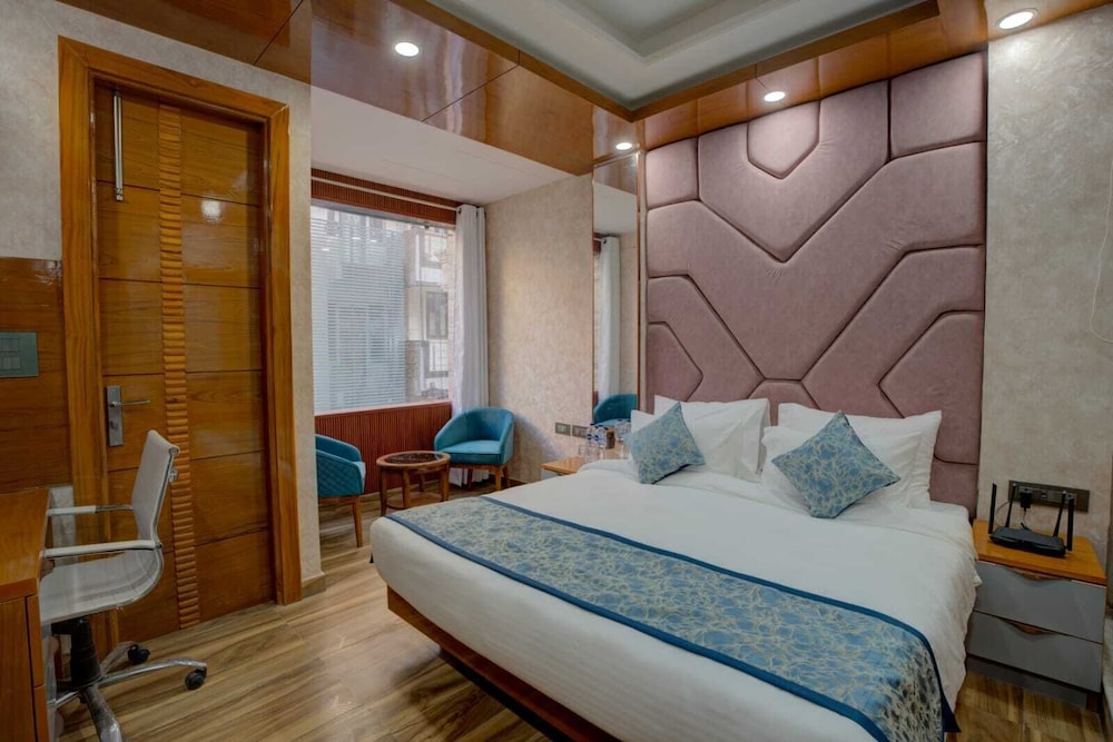 platinum service apartment dlf cyberhub