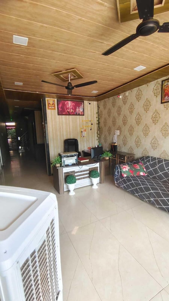 the pachouri hotel and restaurent