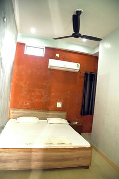 the pachouri hotel and restaurent