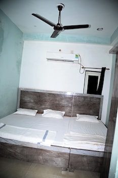 the pachouri hotel and restaurent