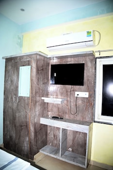 the pachouri hotel and restaurent