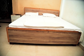 the pachouri hotel and restaurent