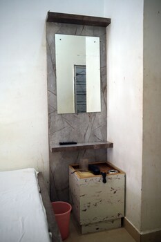 the pachouri hotel and restaurent