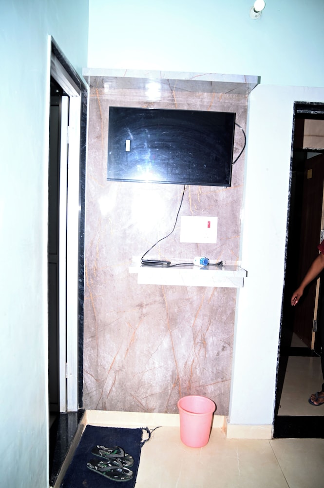 the pachouri hotel and restaurent