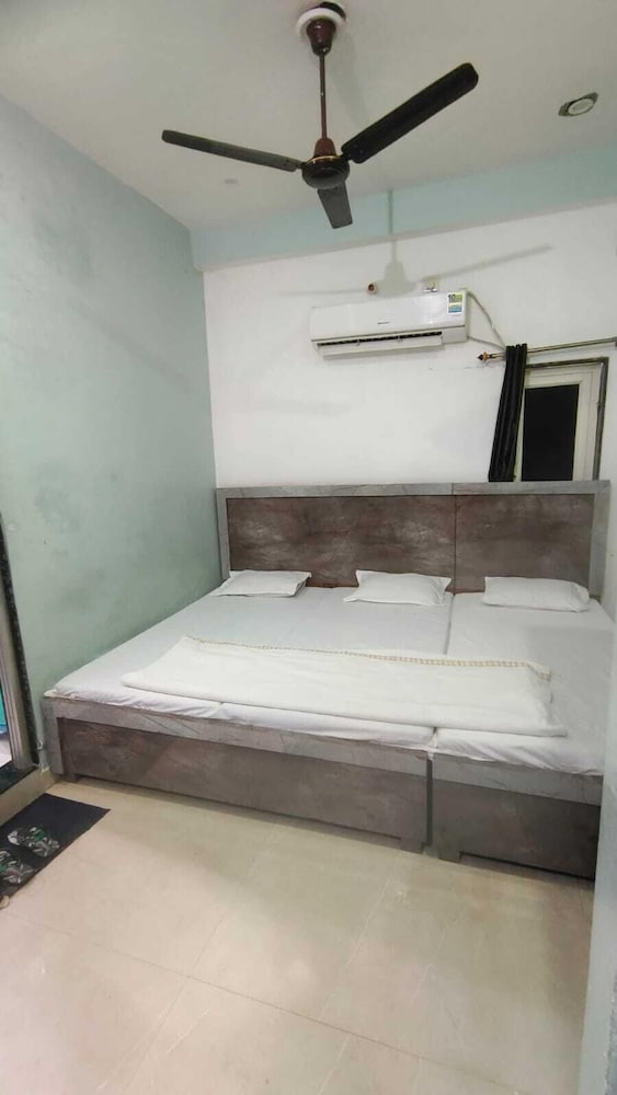 the pachouri hotel and restaurent