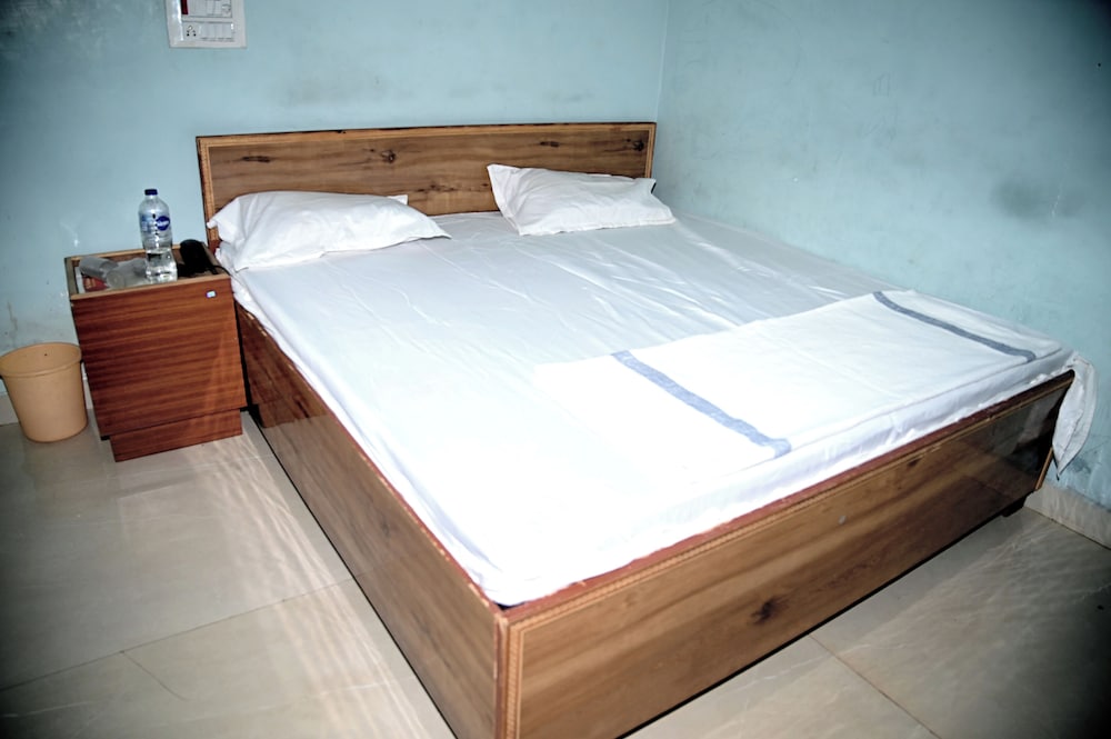 the pachouri hotel and restaurent