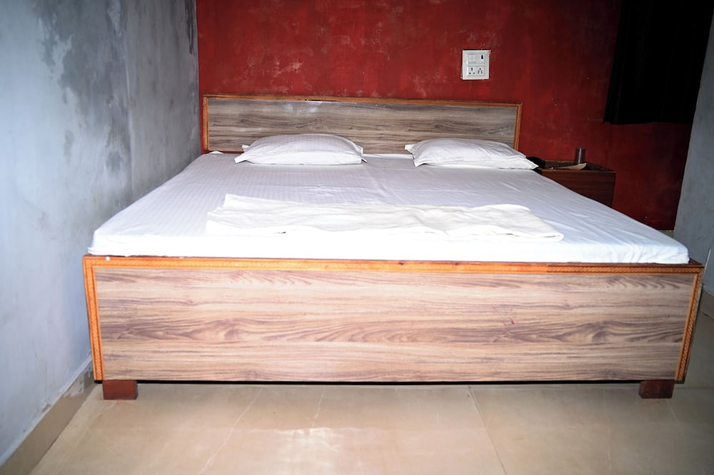 the pachouri hotel and restaurent